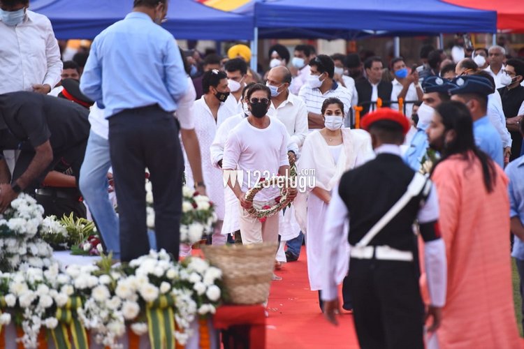 Photos Shah Rukh Khan Pays Last Respects To Lata Mangeshkar In Mumbai