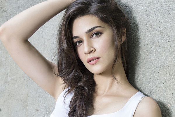 Kriti Sanon in Dilwale | Bollywood celebrities, Bollywood actress,  Celebrities