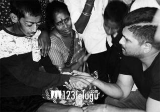 Allu Arjun heartbroken over his fan's death | 123telugu.com