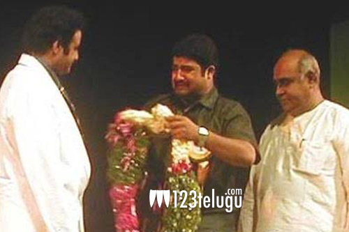 The story behind NTR breaking down while garlanding Balayya | 123telugu.com