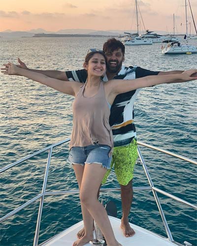 Kartik Aaryan Prefers Nu*e Titanic Pose Over Kate Winslet, But Who Is  Leonardo DiCaprio Here?