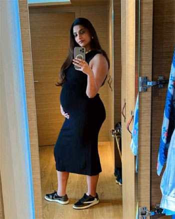 Star heroine flaunts her baby bump in a mirror selfie | Latest Telugu ...