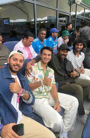 Chiru poses with cricket stars during India vs Pak match