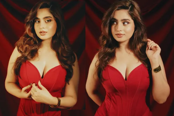 Glamorous Collection: Dhurandhar beauty Ayesha Khan