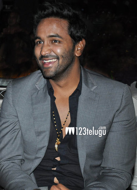 ఎర్రబస్సులో కెరీర్ బెస్ట్ లుక్స్ తో అలరిస్తున్న విష్ణు 1 Erra-Bus-vishnu