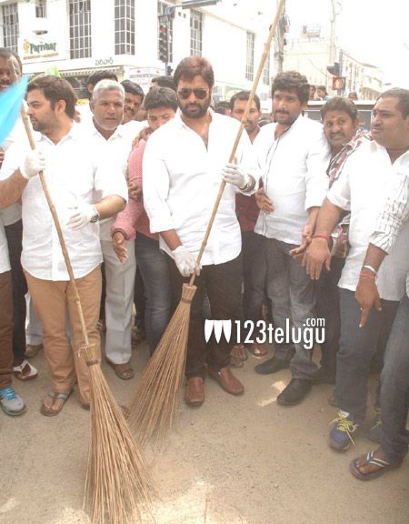 స్వచ్చ భారత్ కార్యక్రమంలో పాల్గొన్న హీరో నారా రోహిత్ 5 Nara-Rohit-attended-Swatch-