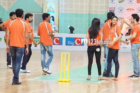 క్రికెట్ టోర్నమెంట్ లో విజయం సాధించిన అఖిల్ టీం 1 akhil