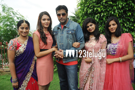 ఆకాష్ కెరీర్లో "ఆనందం మళ్ళి మొదలైంది" 5 anandam_malli_modalaindi