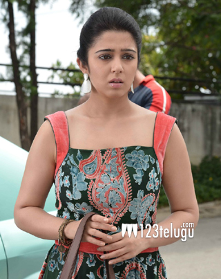 జ్యోతిలక్ష్మి పైపుకార్లను ఖండించిన ఛార్మీ 1 charmi-in-mantra-2