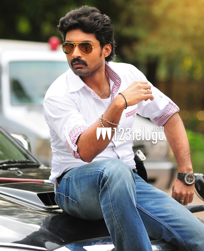 కళ్యాణ్ రామ్ 'పటాస్' ట్రైలర్ గట్టిగా పేలింది. 1 kalyan-ram