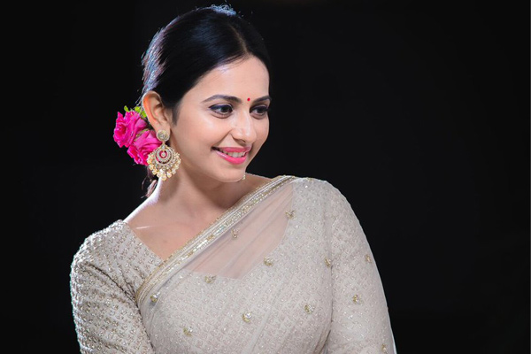 హౌస్ వైఫ్ పాత్రలో నటించబోతున్న రకుల్ !