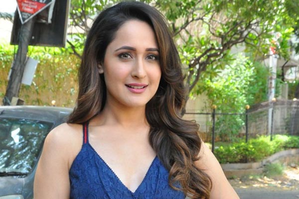 ఇంటర్వ్యూ : ప్రగ్య జైస్వాల్ – మంచు విష్ణు క్రమశిక్షణ కలిగిన నటుడు !