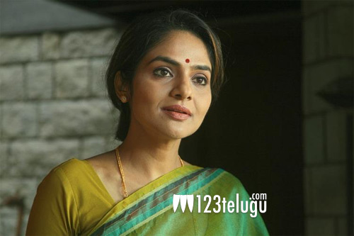 విలన్ పాత్రలో నటించనున్న అలనాటి స్టార్ హీరోయిన్ !