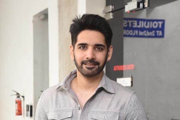 ఆన్‌లైన్ క్లాసుల ద్వారా కీ బోర్డ్ నేర్చుకుంటున్న హీరో సుశాంత్..!
