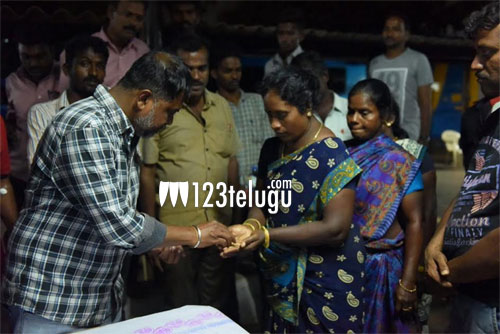 గోల్డ్ కాయిన్స్ ను కానుకగా ఇచ్చిన దర్శకుడు !