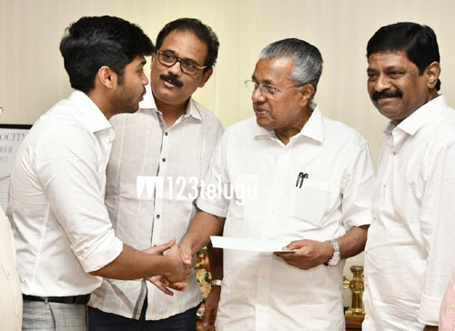 తన మొదటి సినిమా పారితోషికాన్ని కేరళకు డొనేట్ చేసిన యువ హీరో !