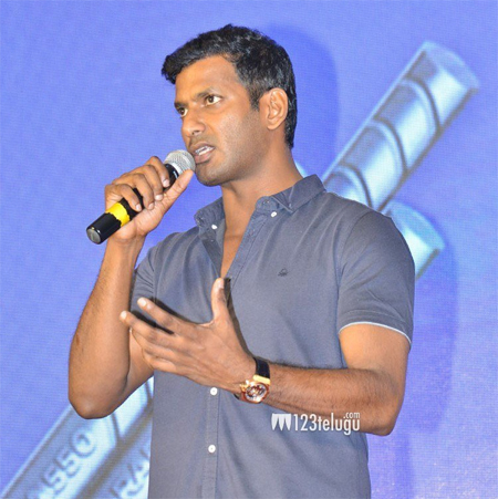 పందెంకోడి కోసం ఎన్టీఆర్, చరణ్ లు కూడా ఎదురుచూశారట !