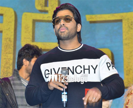 విజయ్ దేవరకొండ  డైరెక్టర్ కి సారీ చెప్పిన అల్లు అర్జున్ !