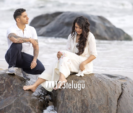 అనుష్క పక్కన ఉన్న  ఈ వ్యక్తి ఎవరంటే !