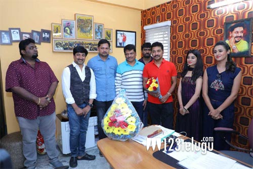 `స్వ‌యంవ‌ద` ఫస్ట్ లుక్ ను ఆవిష్కరించిన నిర్మాత లగడపాటి శ్రీధర్.