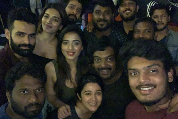 లాస్ట్ నైట్ పార్టీలో  ‘ఇస్మాట్ శంకర్’ !