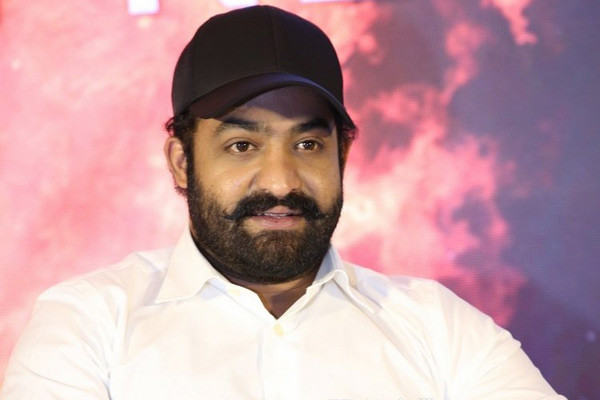 ఎన్టీఆర్ కి ఇచ్చే సర్ ప్రైజ్ కోసం ఫ్యాన్స్ వెయిటింగ్ !