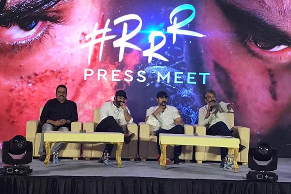 రాజమౌళి  సినిమాలో  మరో ఇద్దరు బాలీవుడ్ స్టార్స్ !