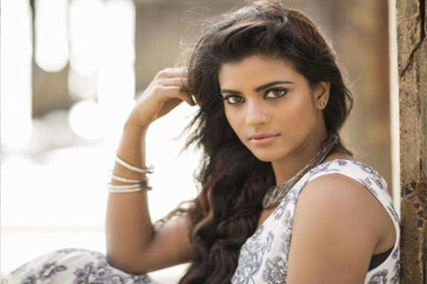 ఏకంగా 11 సినిమాలలో నటిస్తున్న క్రేజీ హీరోయిన్