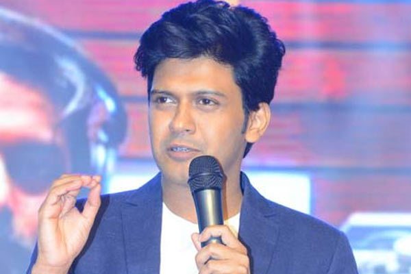 ఫోన్ లోనే స్క్రిప్ట్స్ వింటున్న టాలెంటెడ్ హీరో  !