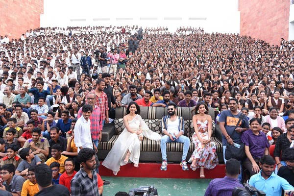 గుంటూరులో గ్లామర్‌ ఆరబోసిన  హీరోయిన్స్  !