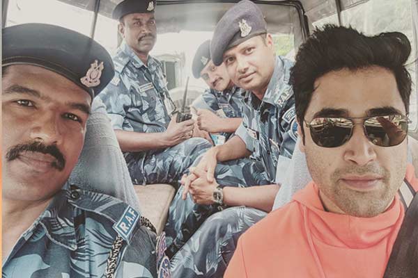 రోల్ పర్ఫెక్షన్ కొరకు యంగ్ హీరో అలా చేస్తున్నాడా…?