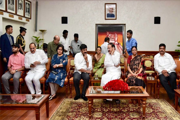 ‘సైరా’ ఊరువాడ చూడదగిన ఉత్తమ చిత్రం !