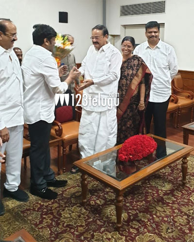 'వెంకయ్యనాయుడు' నివాసంలో సైరా స్పెషల్ షో ! 1 venkayanaidu