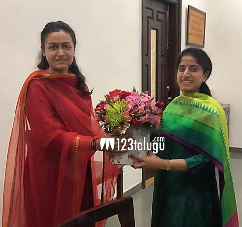 వై ఎస్ జగన్ సతీమణి భారతిని కలిసిన నమ్రత 1 ysjagan mahesh