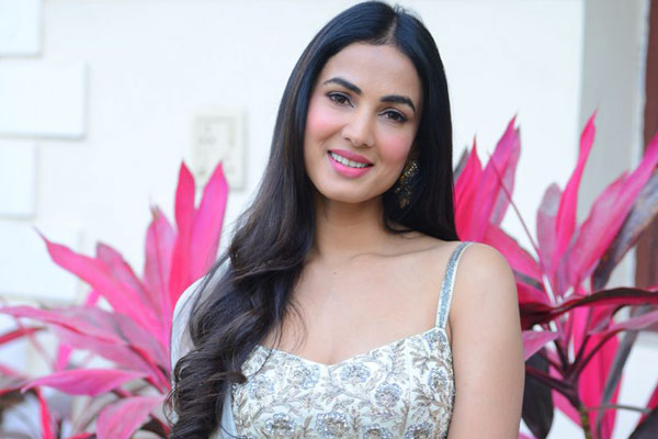 ఇంటర్వ్యూ: సోనాల్ చౌహాన్- అలాంటి రూమర్స్ పట్టించుకోను..!