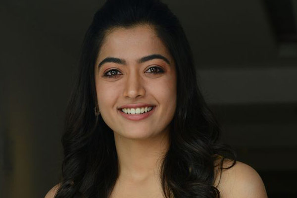 హిట్స్ లో ఉన్న హీరోయిన్ ఆమాత్రం ఫోజు కొట్టకుంటే ఎలా..!