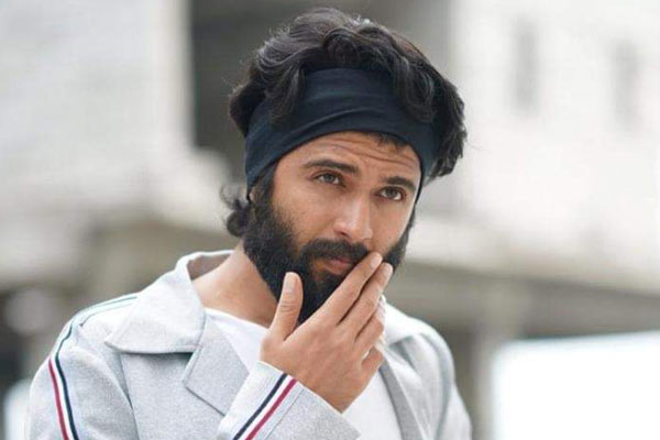 బాలీవుడ్లో స్ట్రైట్ సినిమాతో విజయ్..అది కూడా సాలిడ్ స్క్రిప్ట్!