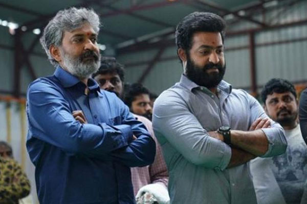 తారక్ ఫ్యాన్స్ ను టెన్షన్ లో పెట్టిన రాజమౌళి !
