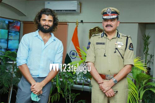 పోలీస్ ఆఫీసర్లతో  విజయ్ దేవరకొండ మాటామంతీ !