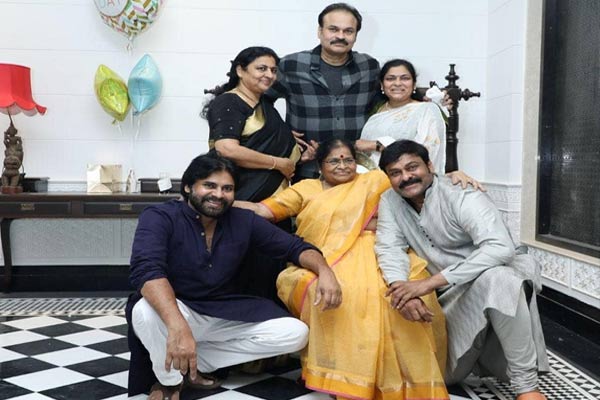 మాతృమూర్తితో  మెగాస్టార్ విలువైన క్షణాలు !