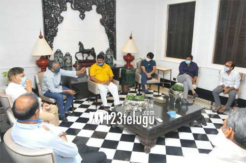 సినీపెద్దల అభ్యర్ధనలపై సానుకూలంగా ప్రభుత్వం.