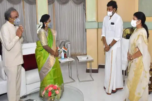 తెలంగాణా గవర్నర్ ని కలిసిన చిరంజీవి..!