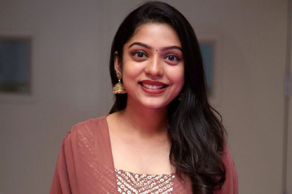 ఎక్స్ క్లూజివ్ ఇంటర్వ్యూ : వర్ష బొల్లమ – నేను విజయ్ దేవరకొండకు చాలా పెద్ద ఫ్యాన్ ని