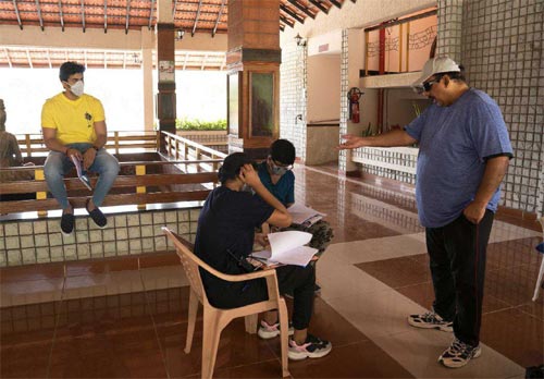 '7 డేస్ 6 నైట్స్' రెగ్యులర్ షూట్ లో ఎంఎస్ రాజు.! 1 raju