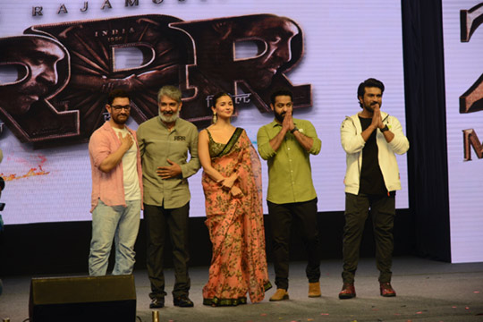 Amir Rrr అమీర్ ఖాన్, అలియా భట్ తో నాటు నాటు బీట్ వేసిన రామ్ అండ్ భీమ్!