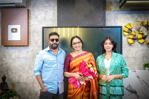 యాంకర్ అంజలి చేతుల మీదుగా ‘లోపలికి రా చెప్తా’ టీజర్ ఆవష్కరణ