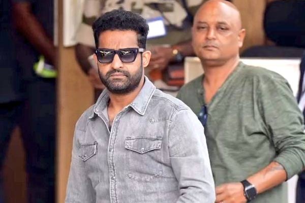 మ్యాన్ ఆఫ్ మాసెస్ కాస్ట్లీ వాచ్ వైరల్..!