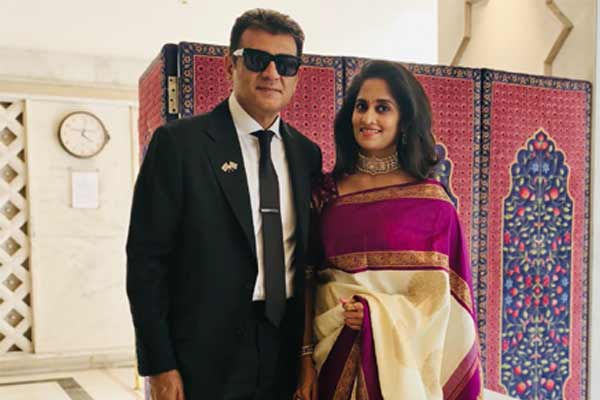 ఫోటో మూమెంట్: పద్మభూషణ్ అజిత్ తో షాలిని అజిత్ కుమార్