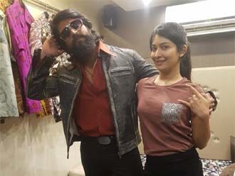 ఫోటో మూమెంట్: KGF షూట్ మధ్యలో భార్యతో రాకీభాయ్ చిల్