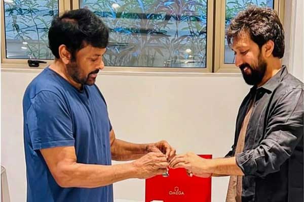 ఫోటో మూమెంట్:తన దర్శకునికి ‘వాల్తేరు వీరయ్య’ సర్ప్రైజ్!